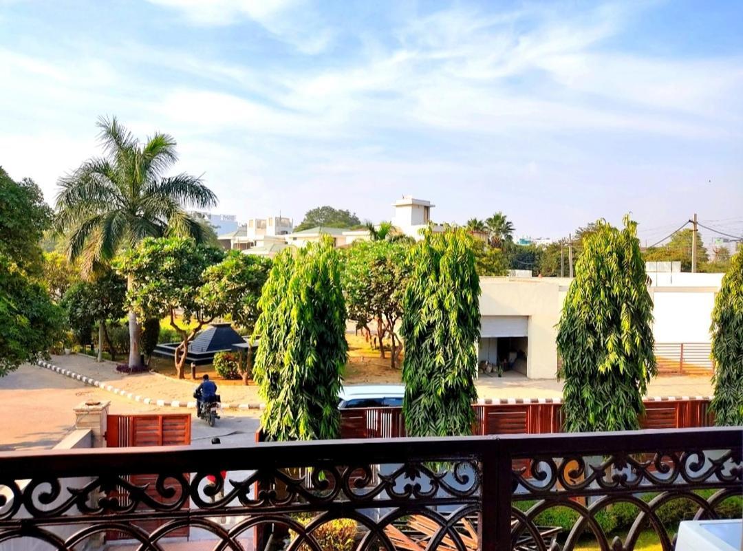 When In Gurgaon - Artemis Hospital 1 Min Walk, Fortis & Medanta 4 Mins Drive מראה חיצוני תמונה